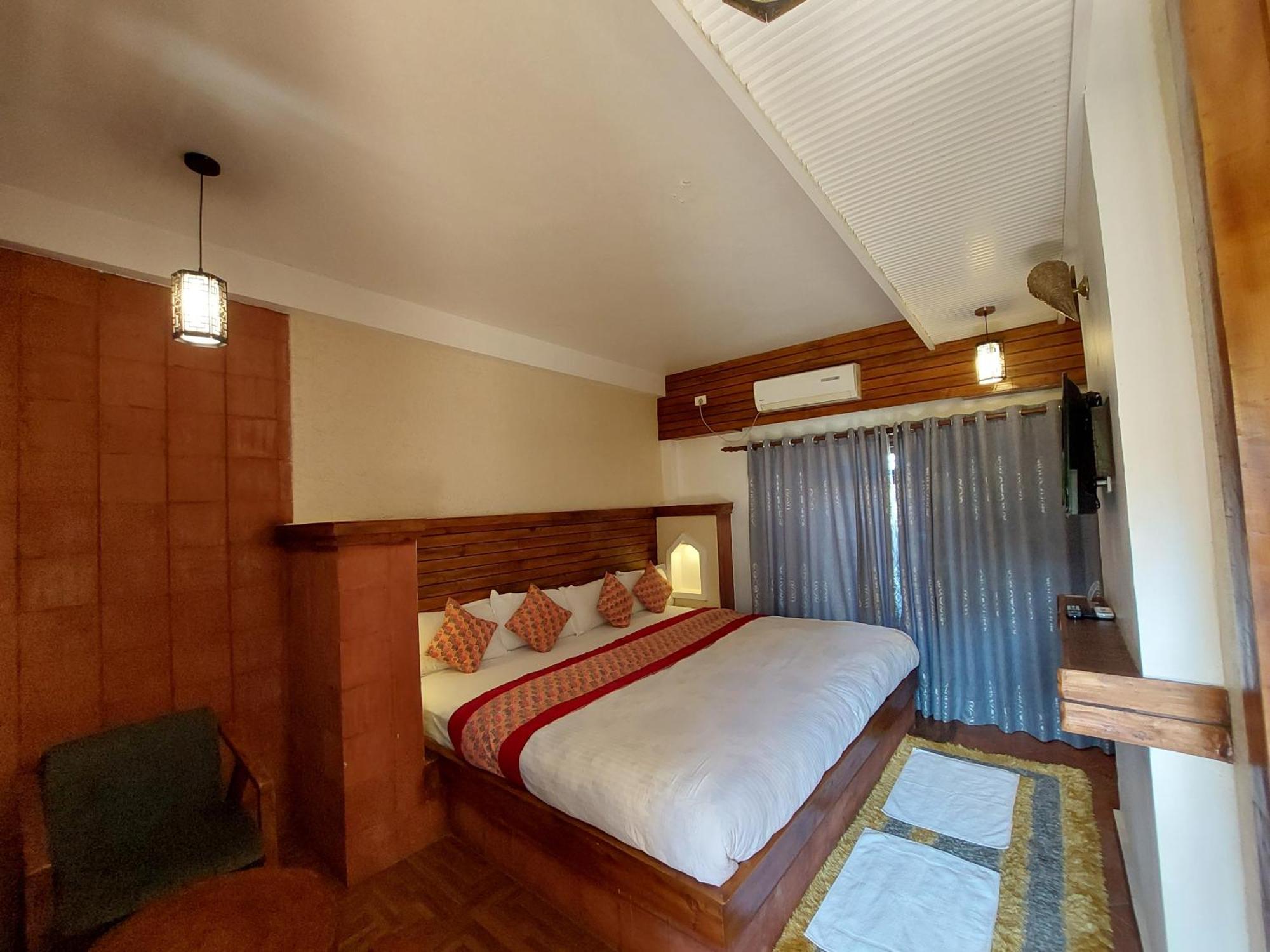 Royal Tiger Luxury Resort 4 Star ソーラハ エクステリア 写真