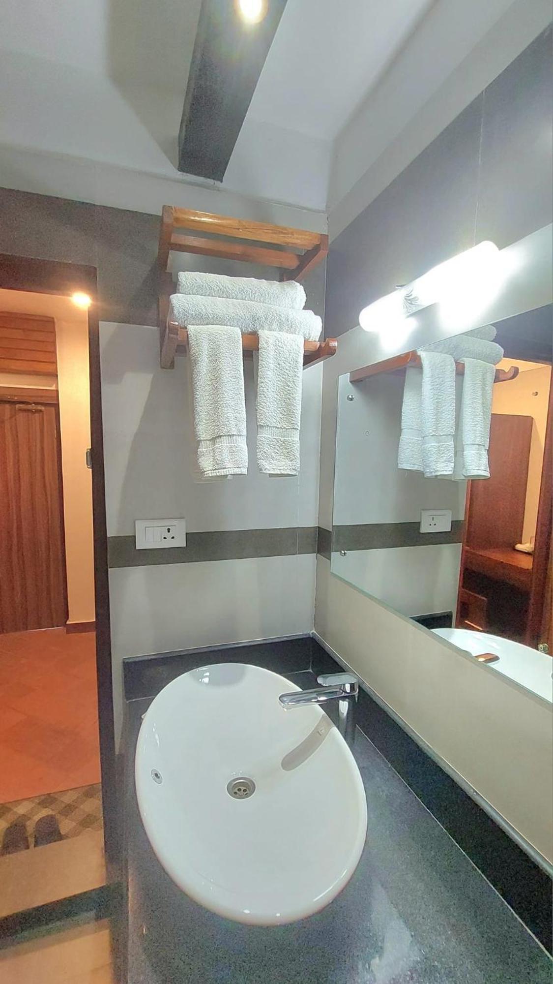 Royal Tiger Luxury Resort 4 Star ソーラハ エクステリア 写真